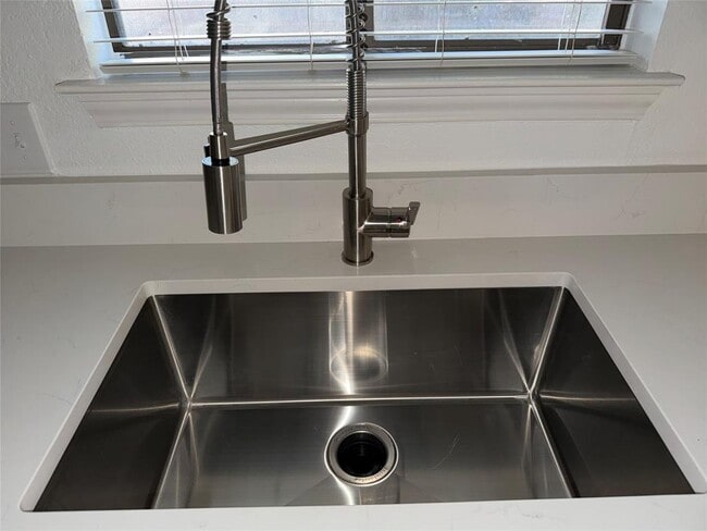 Building Photo - 1321 Piney Creek Ln