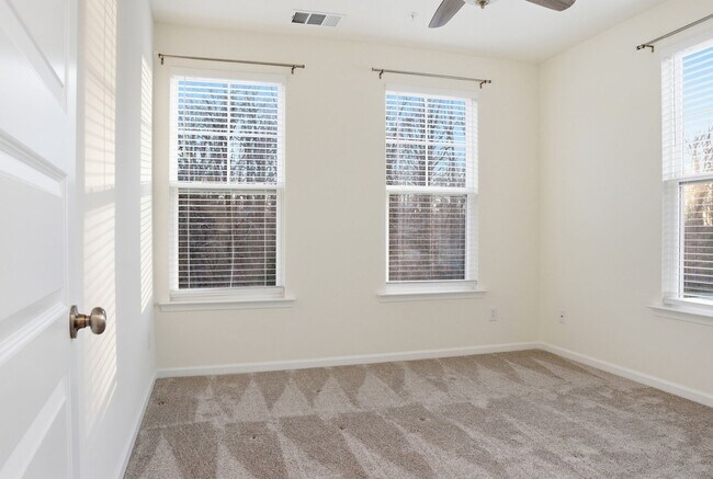 Building Photo - Stylish Townhouse Living in the Heart of Williamsburg