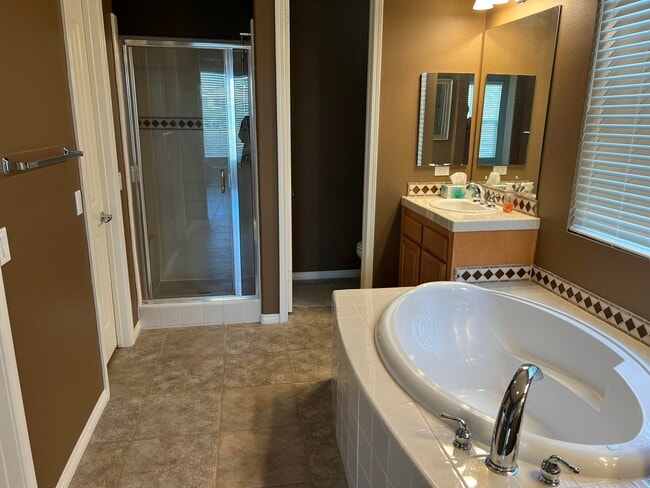 Building Photo - 59 Shoreline Dr