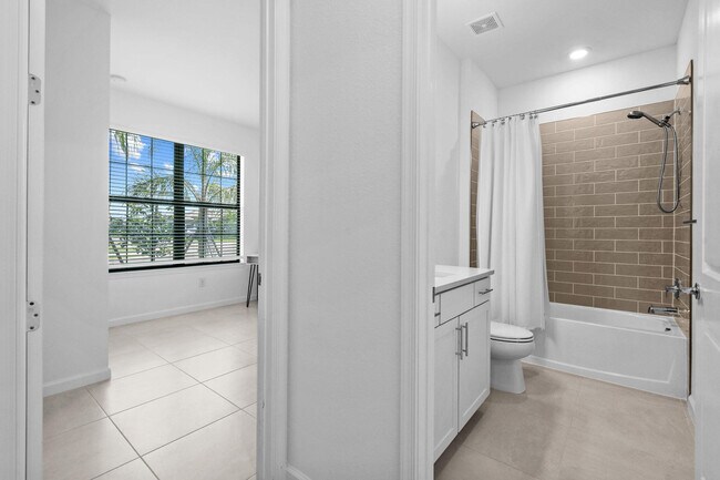 Building Photo - 758 SE Courances Dr