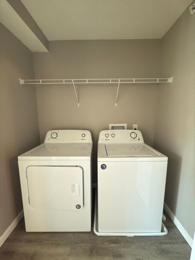 Building Photo - Newer 1 Bed 1 Bath apartment