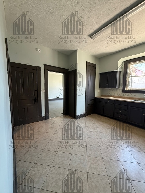 Building Photo - 726 E Main St