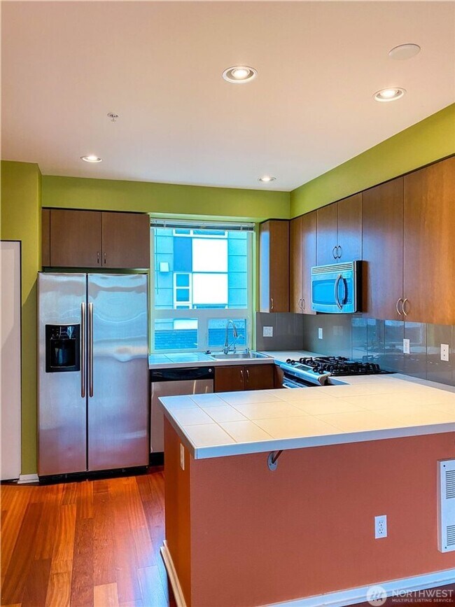 Building Photo - 2bd/1.75ba Redmond Townhome