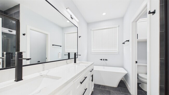 Building Photo - 3411 Daphne St