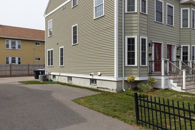 Building Photo - 58 Holton St