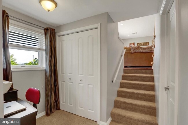 Building Photo - 127 Mountainview Dr