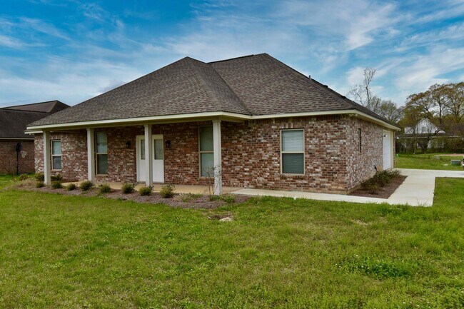 Building Photo - Three Bed Two Bath Home in Choudrant