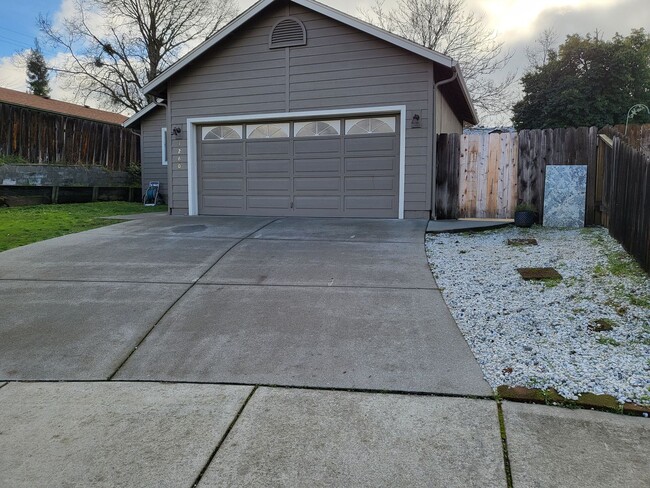 Building Photo - 3 bed 2 bath Home for Rent in Grants Pass