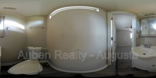 Building Photo - 2517 Kensington Dr E