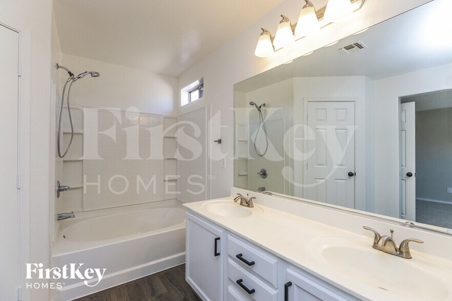 Building Photo - 1168 W Desert Basin Dr