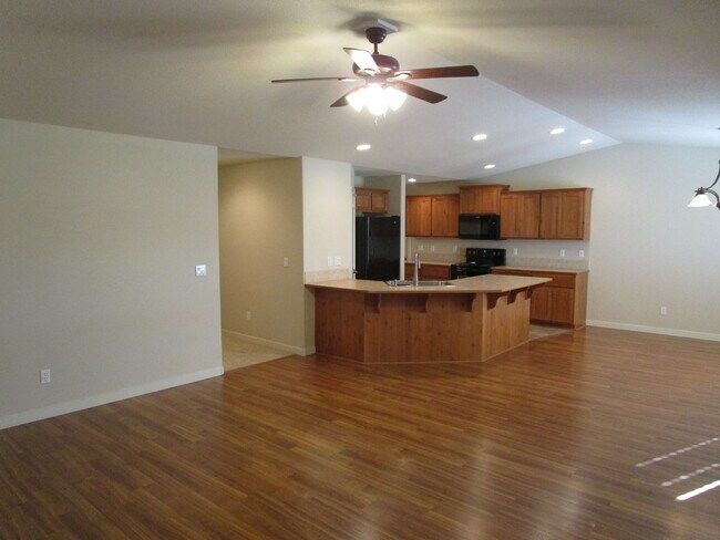 Building Photo - 3 Bedroom, 2 Bathroom on Corner Lot in Subdivision in North Prineville - Available Now!