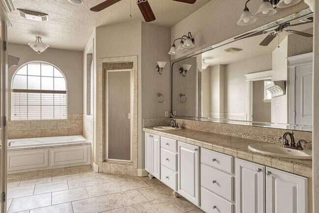 Building Photo - Amazing Home in Desirable Location