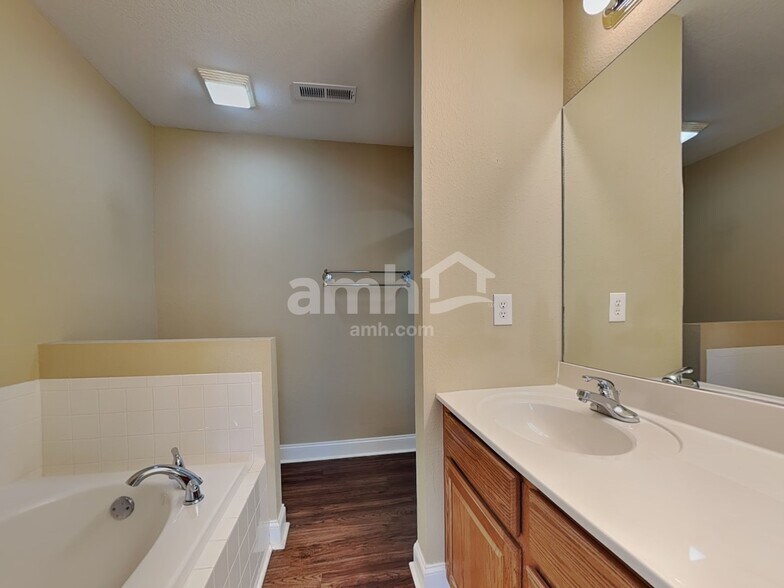 Building Photo - 4635 Aylesbury Dr