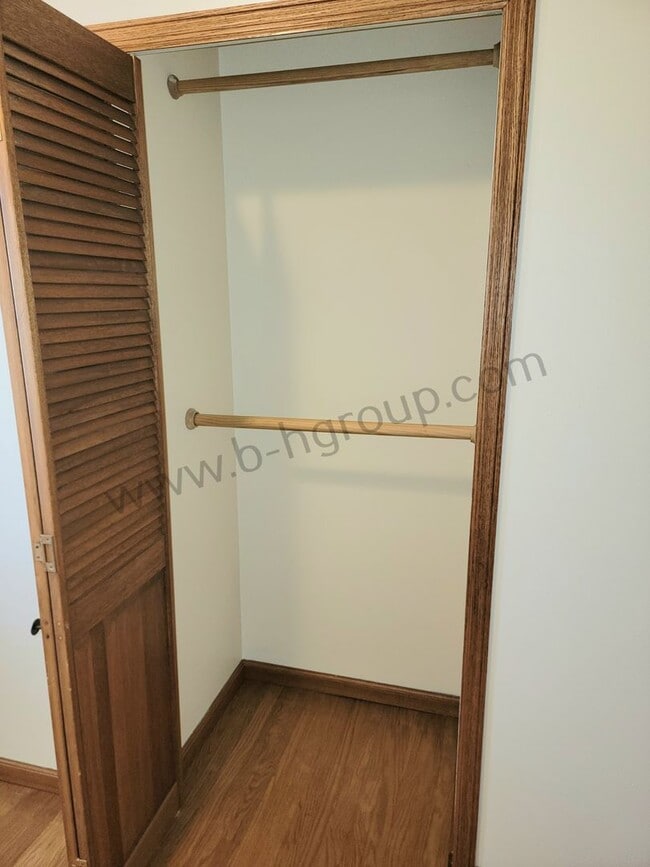 Building Photo - Great Location!