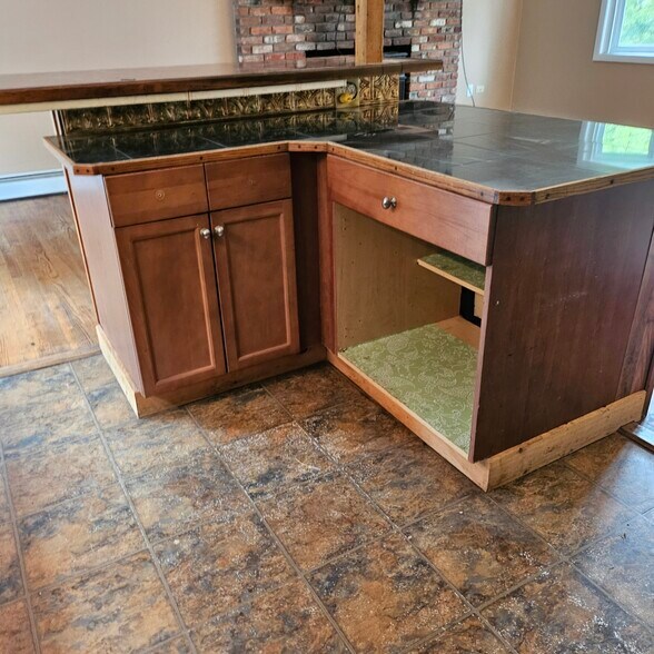 Kitchen Counter - 5 Tudor Ct W