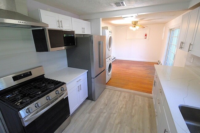 Building Photo - 14 Raydol Ave