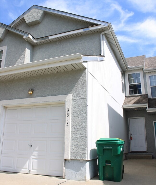 Building Photo - Town Home