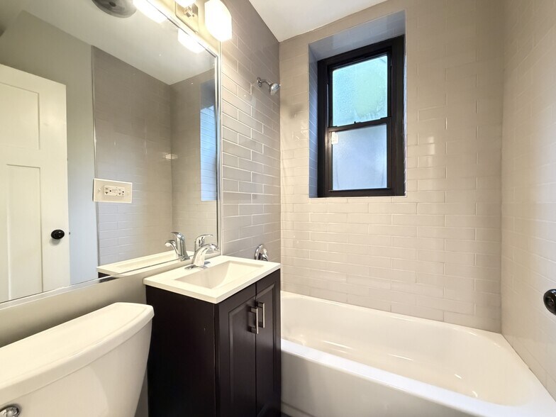 Building Photo - 913 Maple
