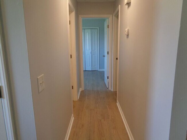 Building Photo - 2BD/1BA Renovated Unit In Ponderosa Village