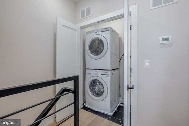 Building Photo - 722 Kenyon St NW