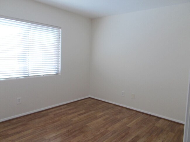 Building Photo - Come live the Las Vegas dream!