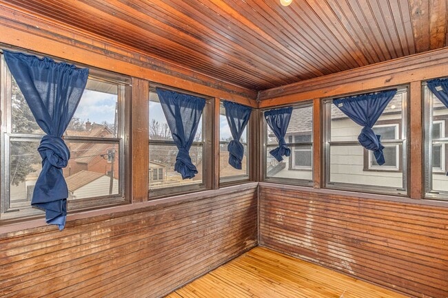 Building Photo - 3 Bed | 1 Bath in Heart of St. Paul
