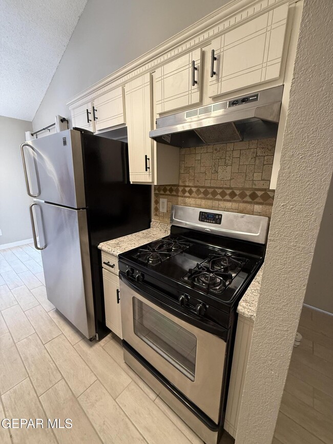 Building Photo - 9128 Bur Oak Cir