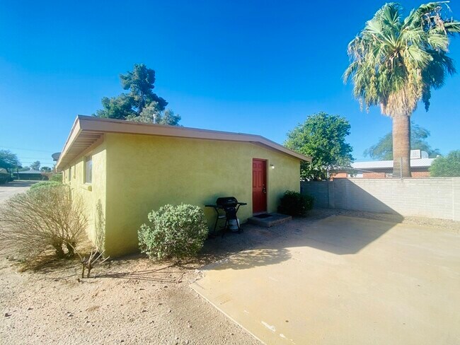 Building Photo - New Flooring! Spacious 1 Bedroom Available...