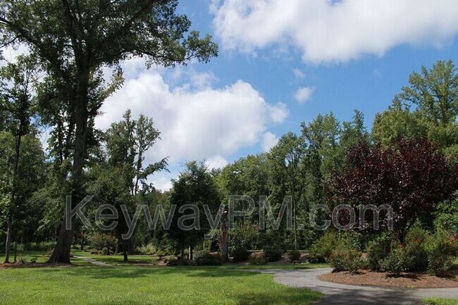 Building Photo - 905 Glenhaven Dr