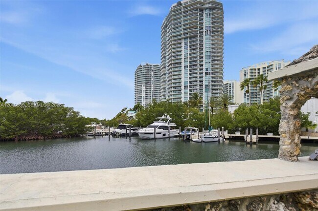 Building Photo - 16500 Collins Ave