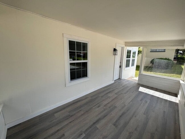 Building Photo - 1529 Providence Rd