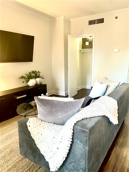 Primary Photo - 231 E Chestnut St