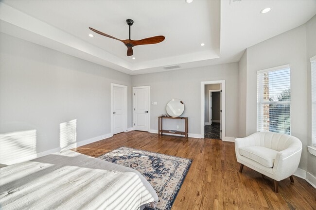 Building Photo - 1003 E 28th St