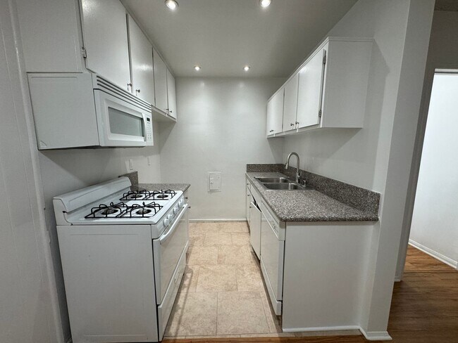 Interior Photo - 14220 Burbank Blvd