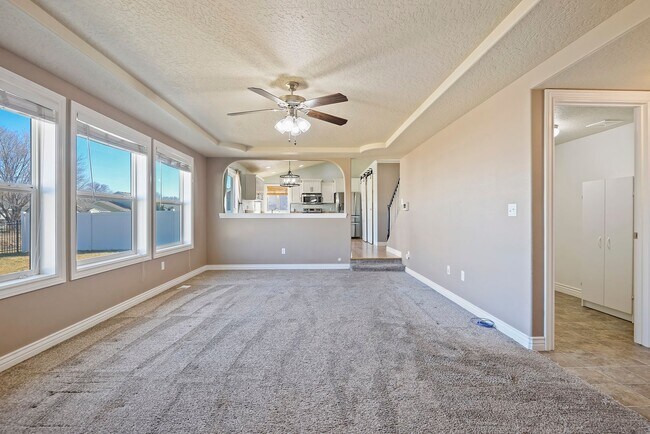 Building Photo - 4bed, 2.5bath, 2,085sq.ft. home in Creeksi...
