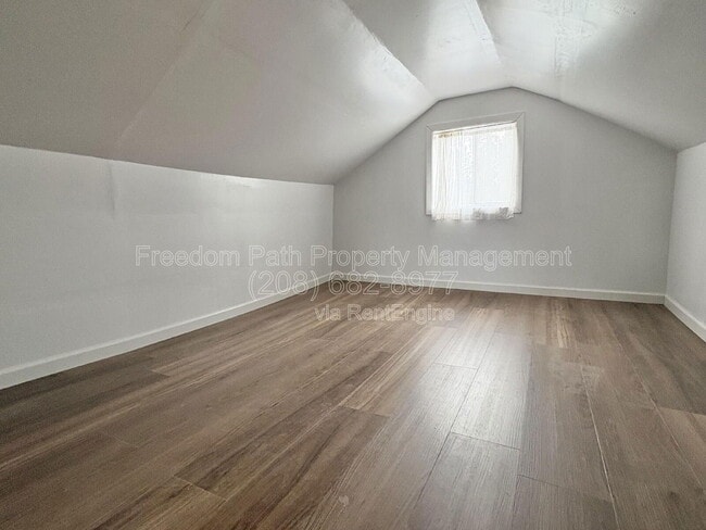 Building Photo - 104 Main St