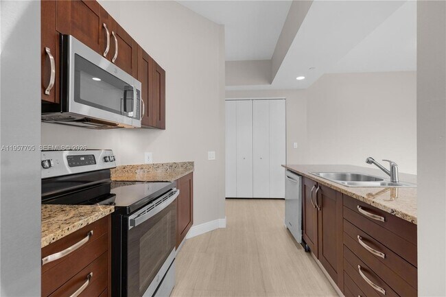 Building Photo - 20000 E Country Club Dr