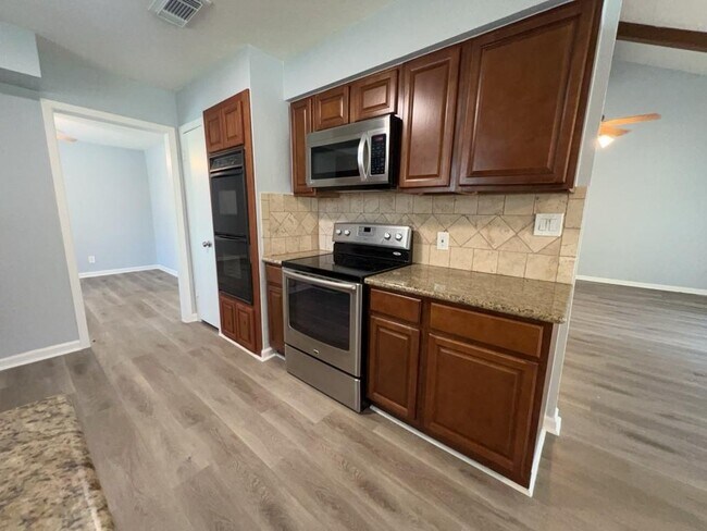 Building Photo - 27226 W Pyeatt Ln