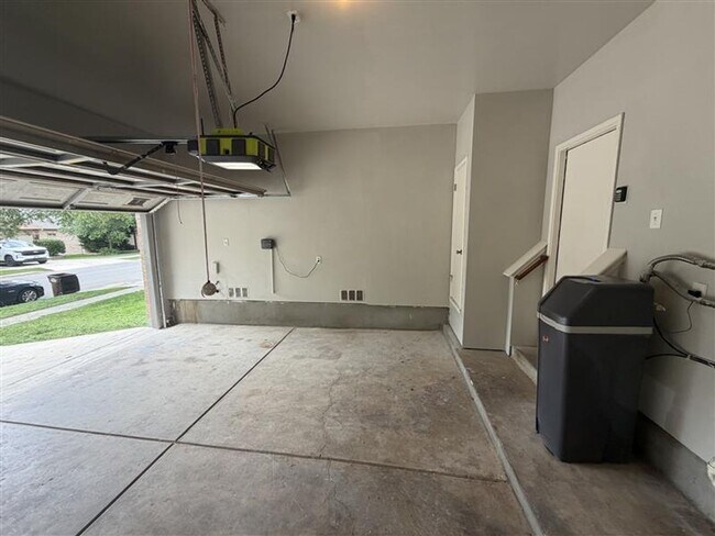 Building Photo - Large 4 bedroom / 2.5 bathroom home in Alamo Ranch