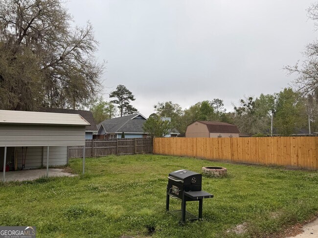 Building Photo - 380 Gum St