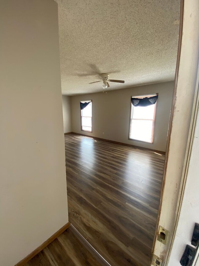 Building Photo - Lower Level 2 Bedroom Apartment for Rent!
