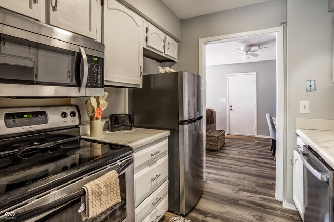 Building Photo - 5516 Greenview Dr