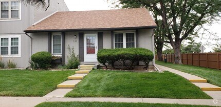 Building Photo - 2 Bedroom Ranch Style End Unit Condo