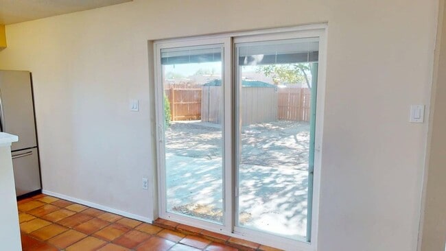 Building Photo - Sweet 3 bedroom