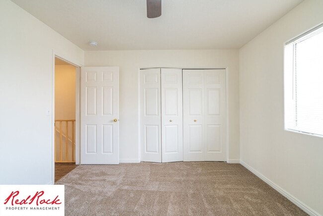 Building Photo - 2 Bedroom Townhome Available