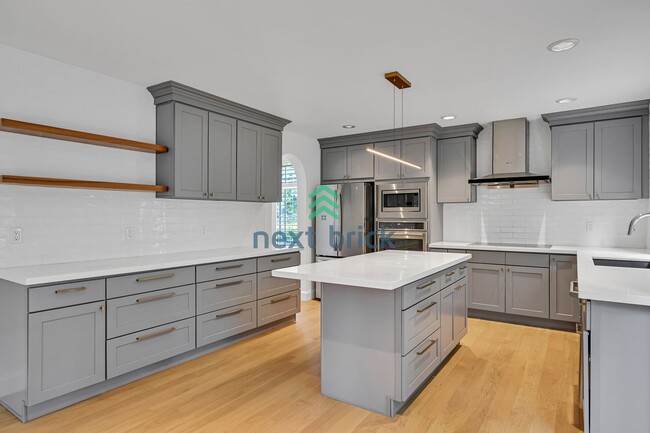 Building Photo - Beautiful Bellevue Home with 4 Beds + Bonu...