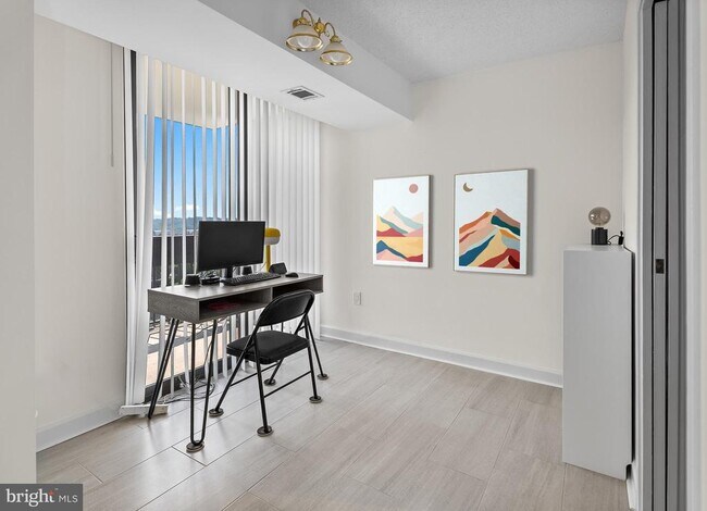 Building Photo - 5300 Holmes Ln
