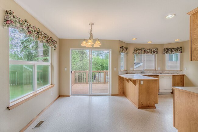 Building Photo - Large Updated 5 Bed SPLIT-LEVEL Kenmore Home!