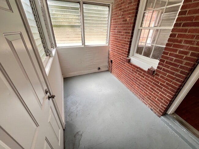 Building Photo - 4844 Linden St