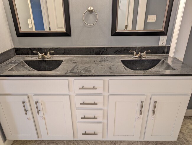 Building Photo - AVAILABLE 1/1/2026- 3 Bedroom / 2 Full Bath Home in Englewood!